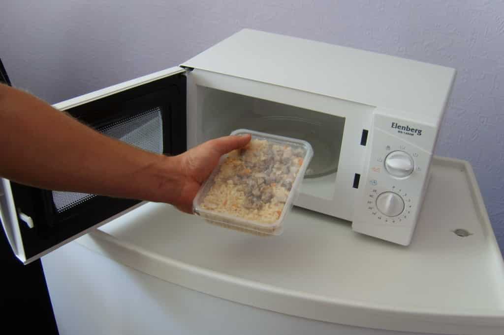 Можно ли ставить керамическую посуду в микроволновку?