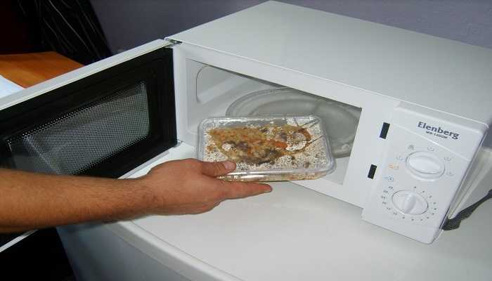 Какую посуду и продукты нельзя использовать в микроволновке