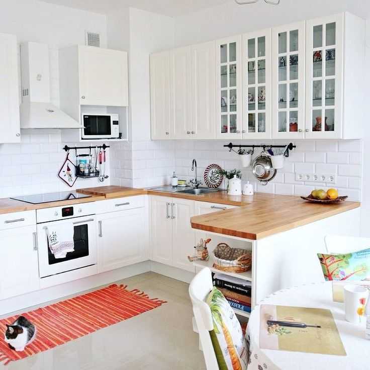 Дизайн белой кухни с деревянной столешницей Выбор цвета столешницы и фартука В каком стиле будет уместна такая столешница 60 реальных фото примеров