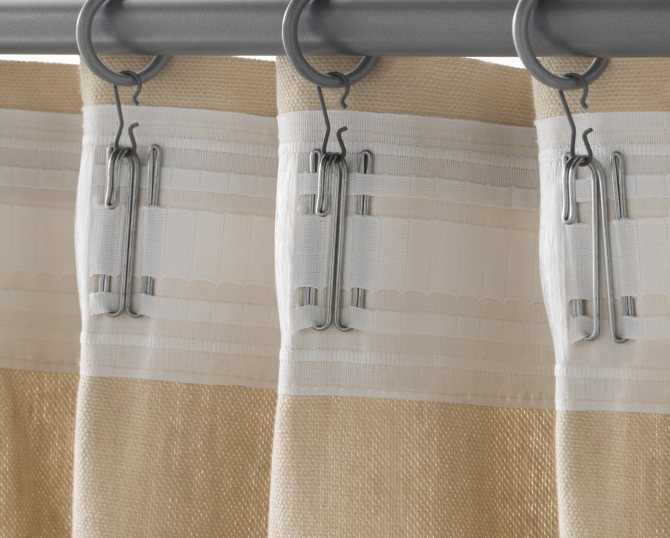 Красивая драпировка штор получается, если использовать для этой цели специальную текстильную ленту Правильная фиксация тканевой полосы со шнурами