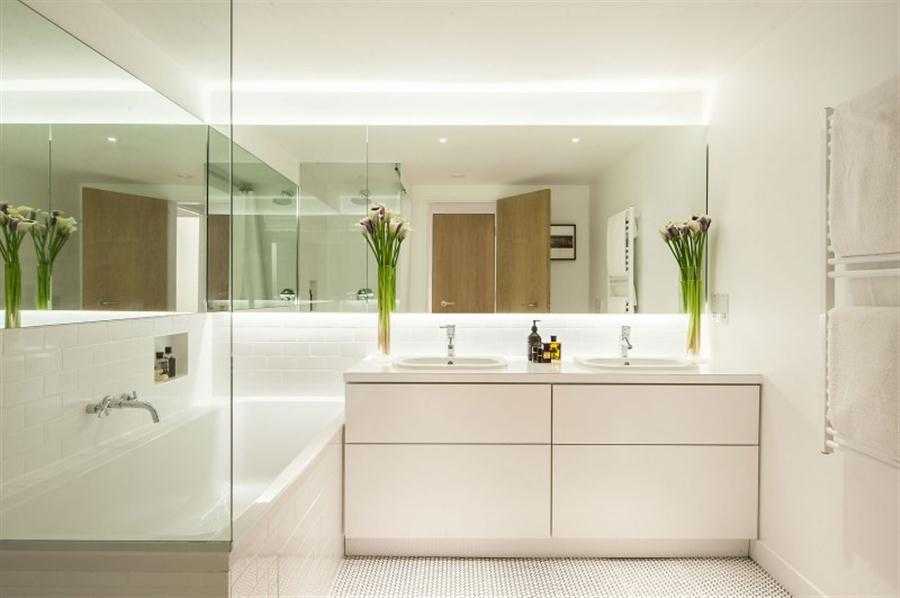 Белая плитка в ванной комнате: дизайн с яркими акцентами
 - 42 фото
