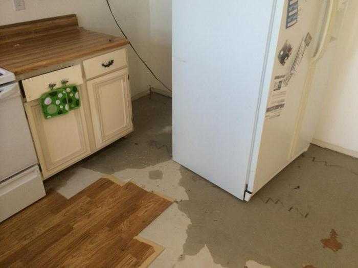 Под ящиками в холодильнике вода – что делать?