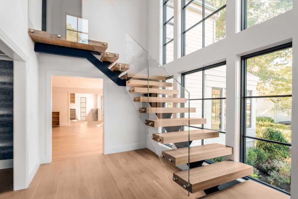 Деревянные лестницы на второй этаж в частном доме
