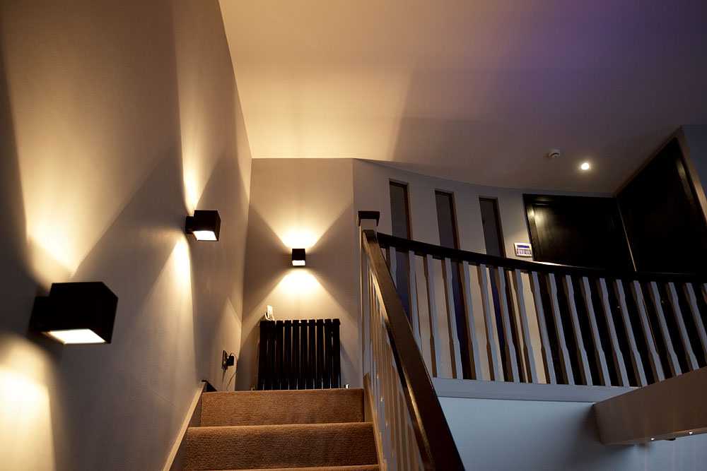 Освещение лестницы в частном доме – ищем красивое, выбираем безопасное, или можно совместить?