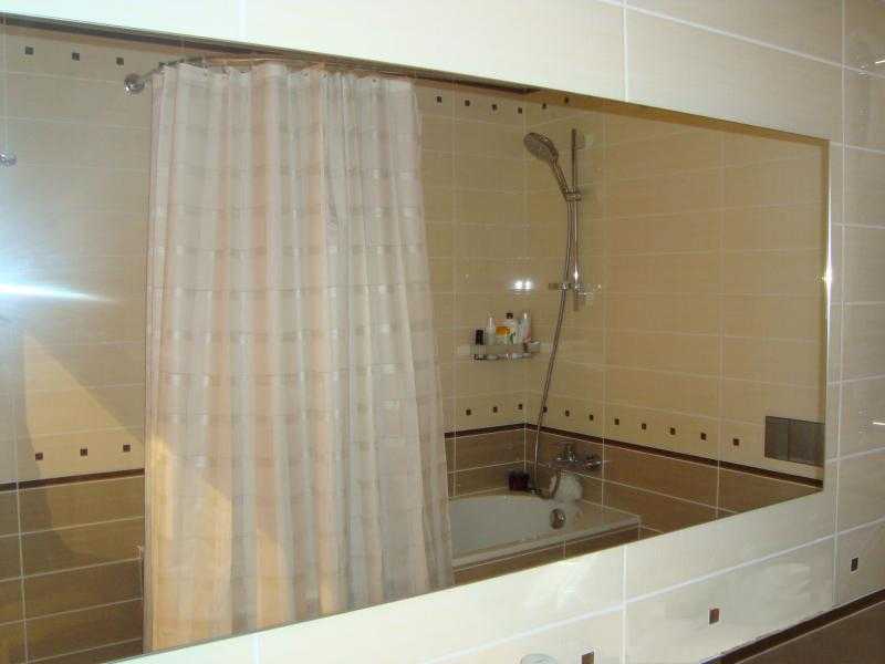 На какой высоте вешать зеркало в ванной над раковиной: советы и способы закрепления поверхности