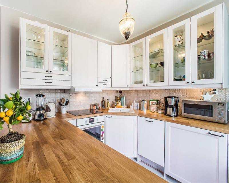 Белая кухня с деревянной столешницей (32 реальных фото) в интерьере