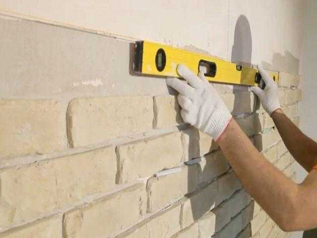 Как правильно подготовить стены из разных материалов к поклейке обоев