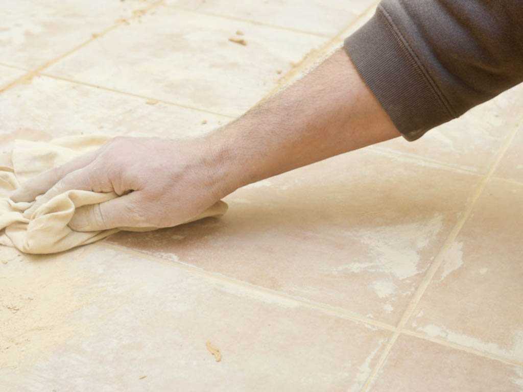 Чем отмыть плитку на полу от въевшейся грязи, керамогранит