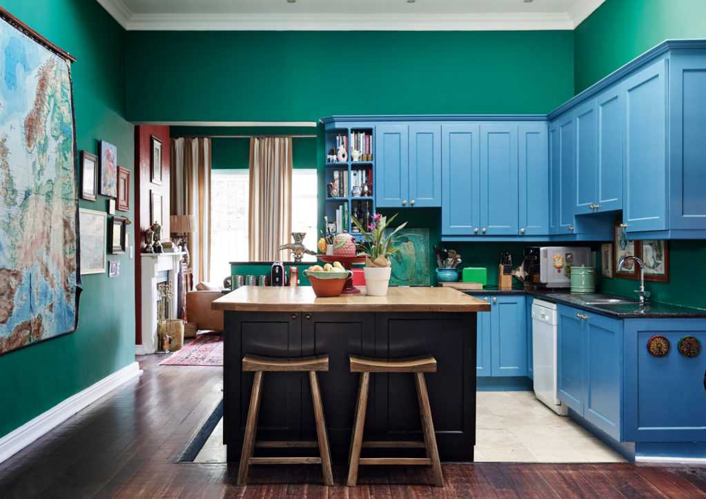 Достоинства и недостатки синего цвета при оформлении кухни, фото