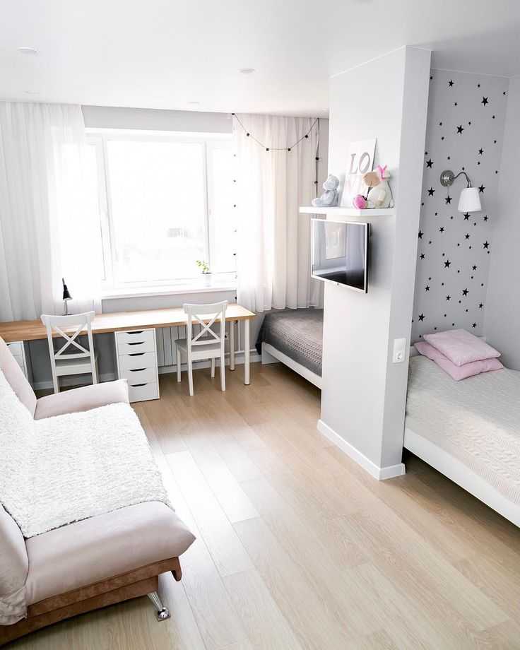 Спальня и гостиная в одной комнате: дизайн совмещенного интерьера, расстановка дивана и кровати, отделение зоны перегородкой - 23 фото