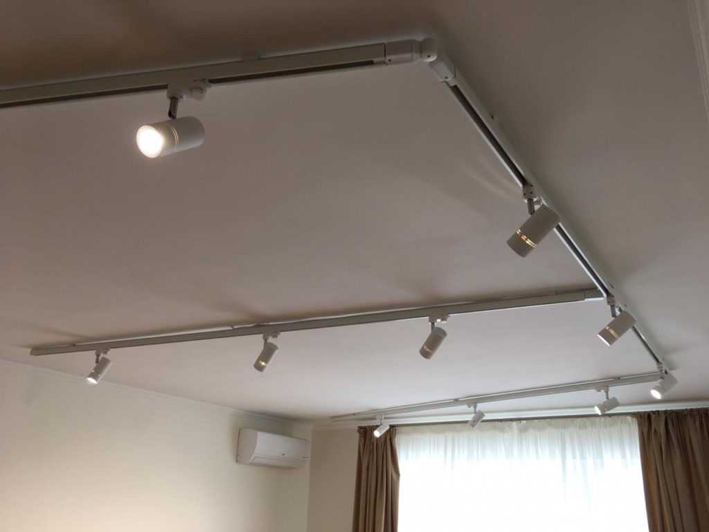 Подключение светильников к электричеству, а также правильное их крепление к поверхности стен или потолка являются основным залогом успешного и надежного