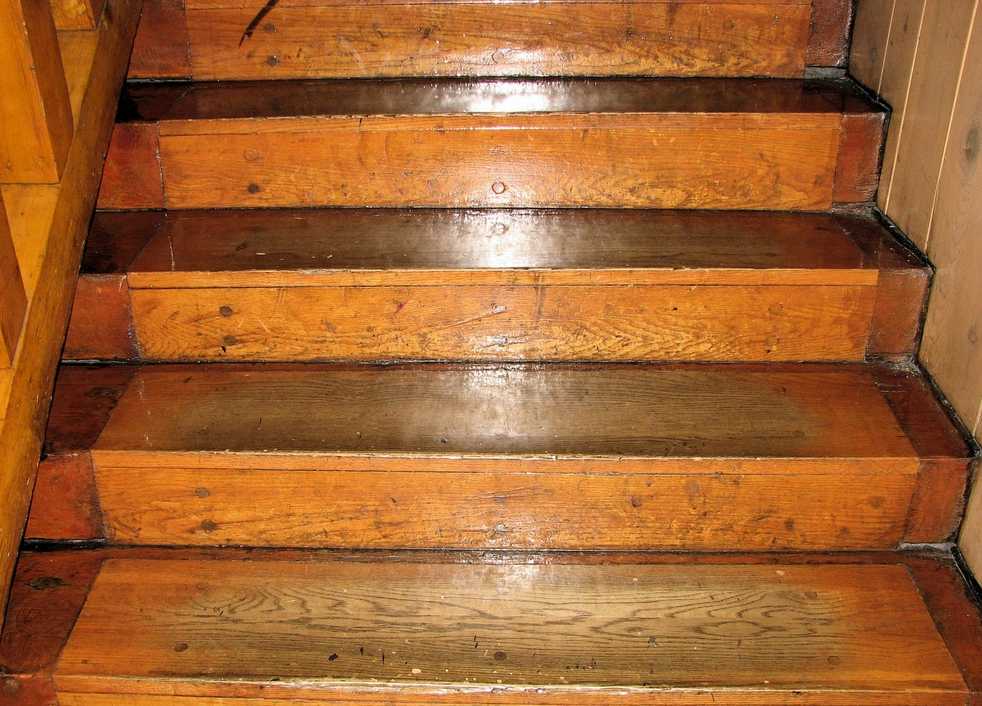 Чем красить лестницу из сосны в доме: делаем выбор