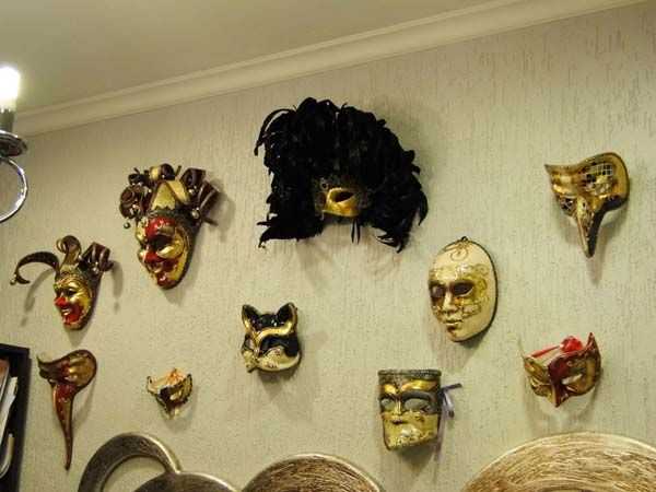 При создании классических интерьеров завершающим модным штрихом станут венецианские маски на стену Традиция использования масок в качестве настенного