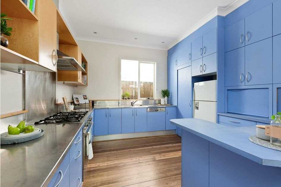 Все плюсы и минусы использования синего цвета при оформлении интерьера кухни, а также наилучшие сочетания оттенков при создании такого дизайна