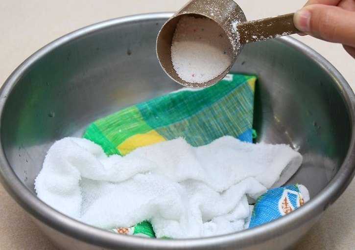 Как отбелить кухонные полотенца, что лучше: народные средства или бытовая химия