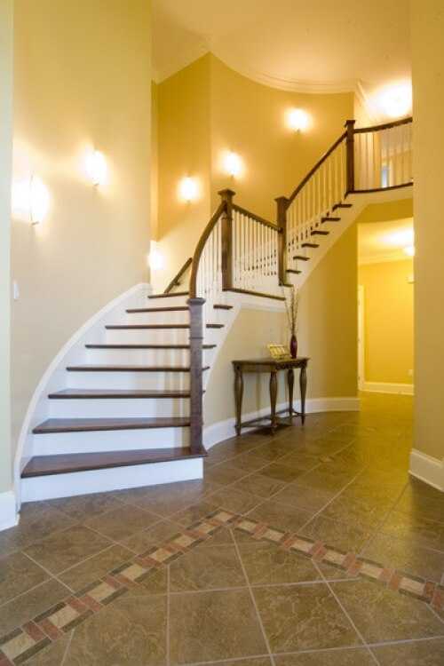 Освещение лестницы в частном доме: как выбрать и управлять