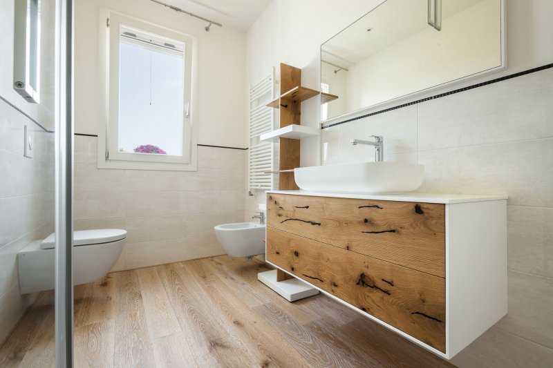 Ванная комната с плиткой под дерево на стены: отделка туалета, санузел с плиткой, деревом и камнем
 - 28 фото