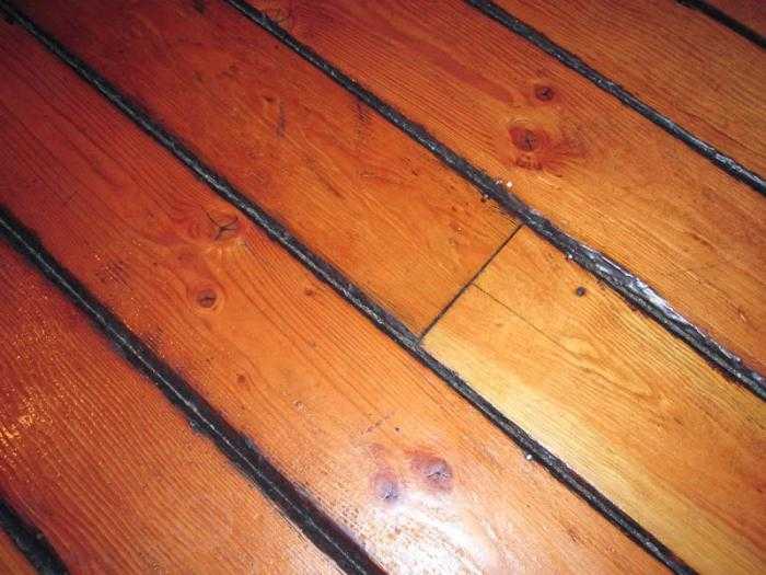  заделать щели в полу между досками: деревянные замазать, заделка .