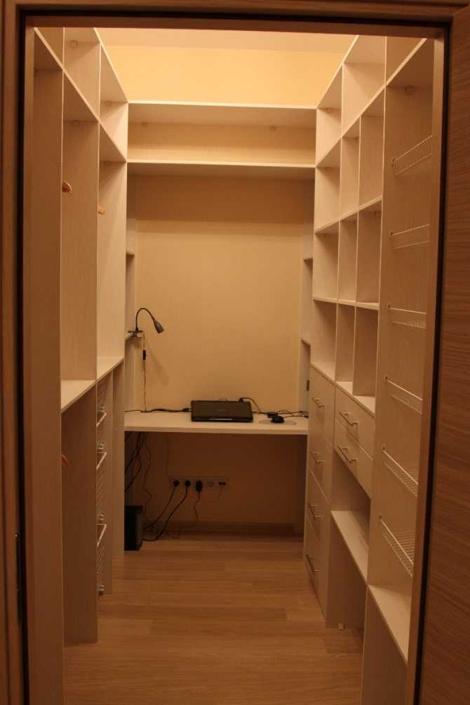 Кладовка в маленькой квартире: дизайн и 75 фото готовых решений