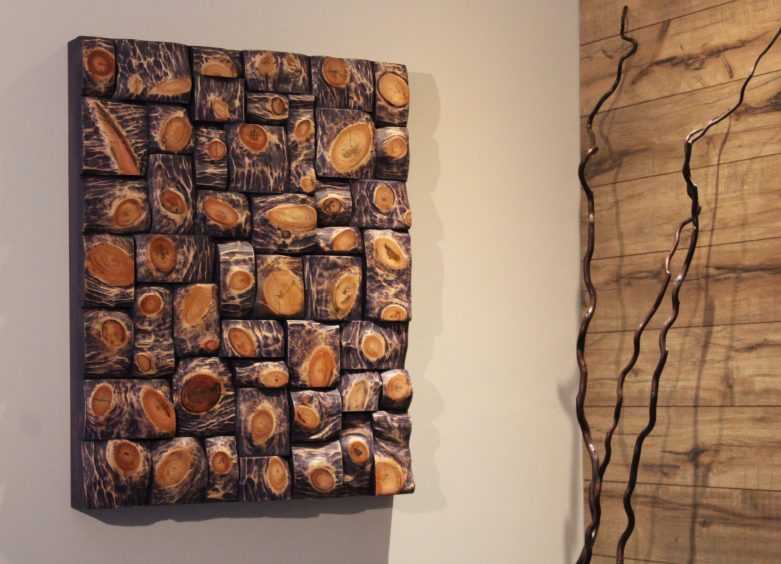 Спилы дерева для декора: панно, изделия, отделка стен из среза дерева - 15 фото