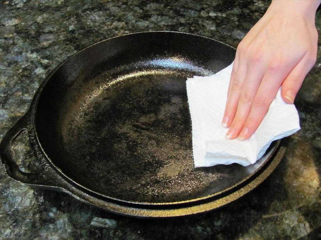 Как очистить чугунную сковороду от ржавчины в домашних условиях: советы с видео