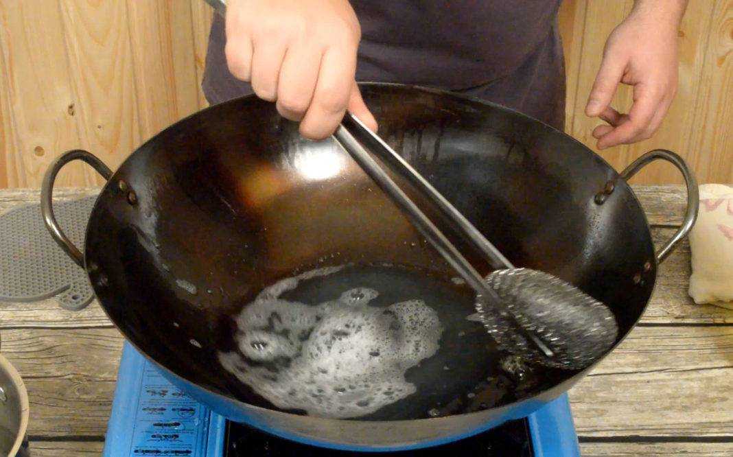 Как очищать чугунные сковороды: способы удаления ржавчины в домашних условиях