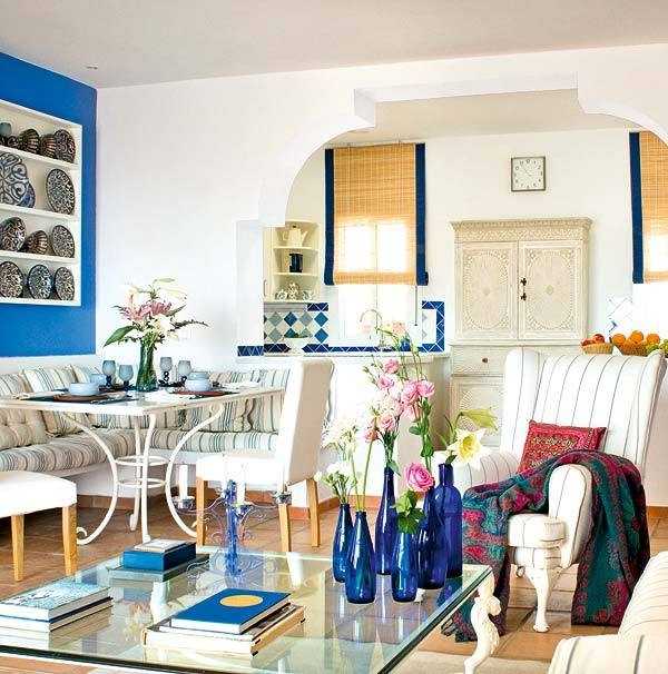 Средиземноморский стиль в интерьере кухни, гостиной: проект одноэтажного дома с мебелью
 - 27 фото