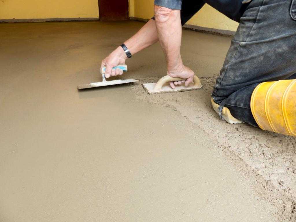 Для выравнивания основания чаще всего применяется заливка пола бетоном Таким методом можно получить ровную поверхность без дефектов После высыхания