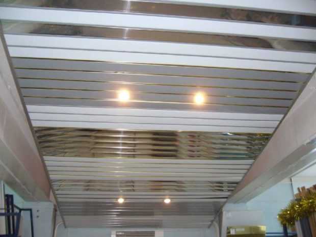 Дизайн потолка на кухне, виды: глянцевый, натяжной, варианты отделки навесного потолка 
 - 49 фото