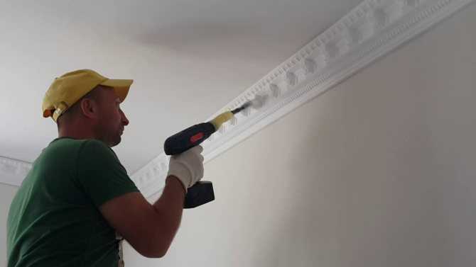 Как красить потолочный плинтус из пенопласта на натяжном потолке