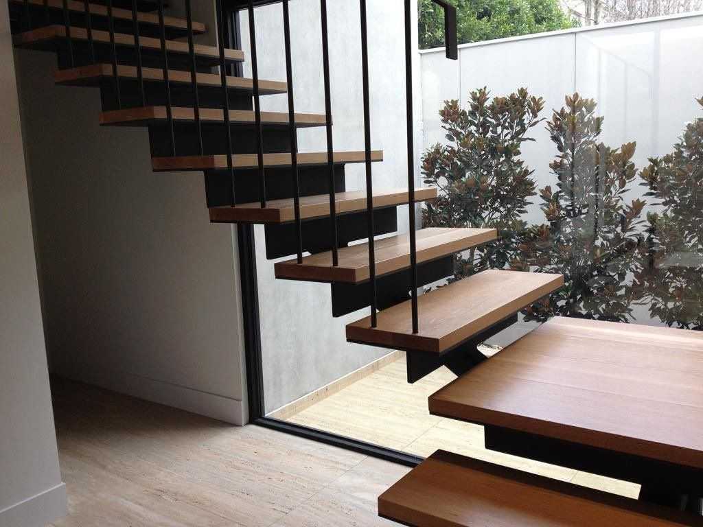 Все о деревянных лестницах: от выбора проекта до монтажа конструкции