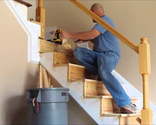 Как оформить окно на лестнице в частном доме