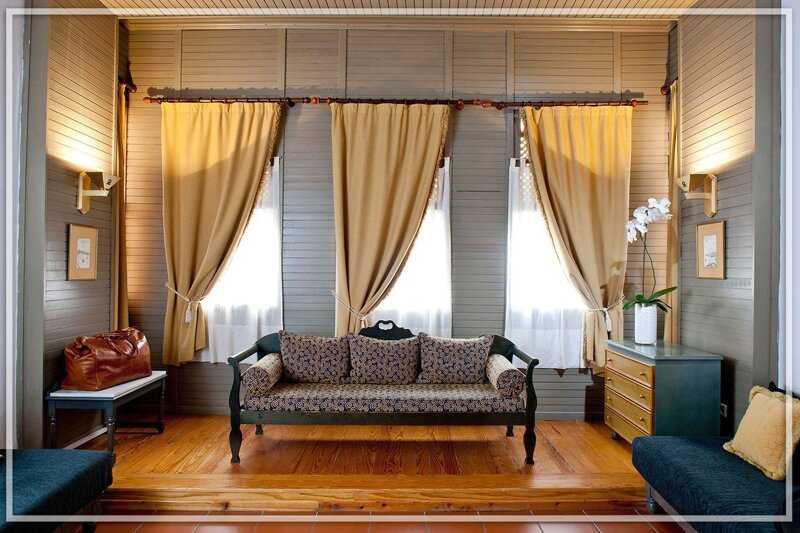 Комбинированные шторы из 2х цветов для гостиной, спальни и зала с переходом, из двух полотен
 - 43 фото