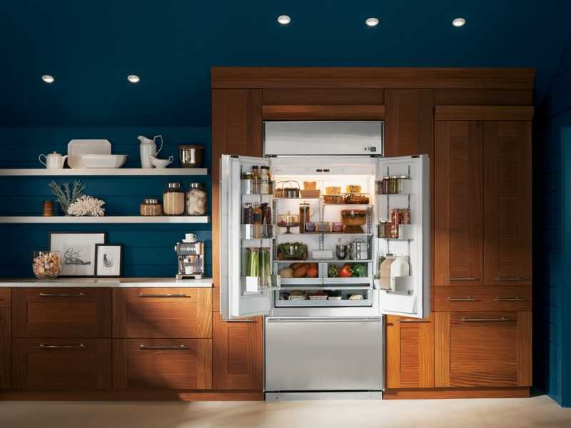 Холодильник в интерьере кухни +75 фото и рекомендации по выбору