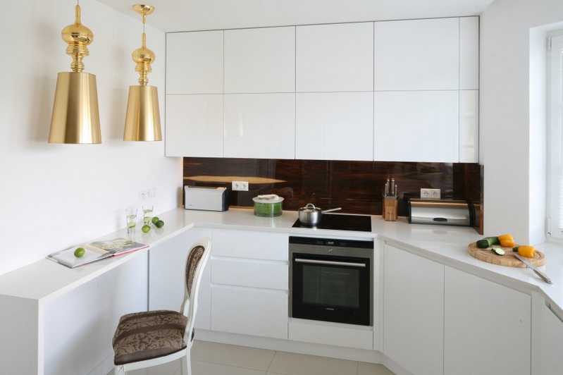 Белая глянцевая кухня 10 кв м с деревянной столешницей и диваном