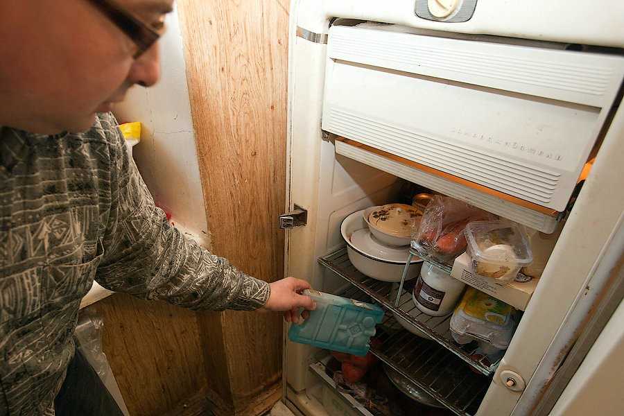 Можно ли включать холодильник на морозе: при какой температуре работает, эксплуатировать при минусовой, что будет если пользоваться, неотапливаемом помещении, в холодном, допускается хранение, как использовать зимой на улице