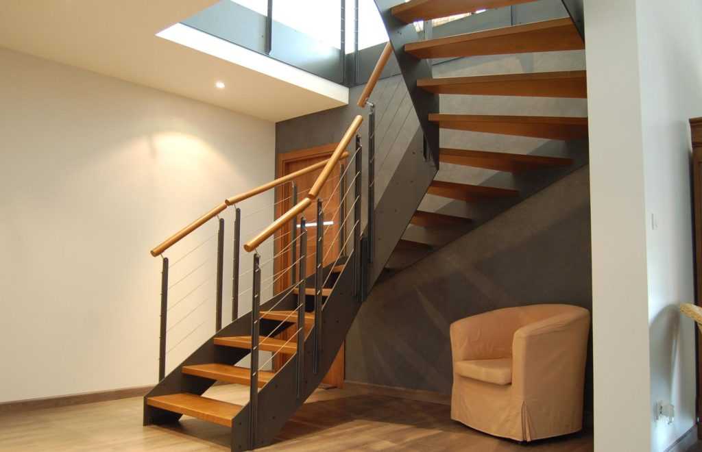 Поворотная лестница: 90 градусов на второй этаж, 180 ступеней, конструкция и чертеж, фото деревянной площадки