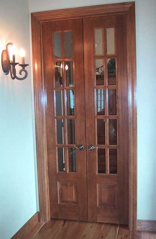 Двухстворчатая модель межкомнатной двери чаще всего используется в следующих случаях проем двери имеет большие размеры; комната маленькая Двустворчатые