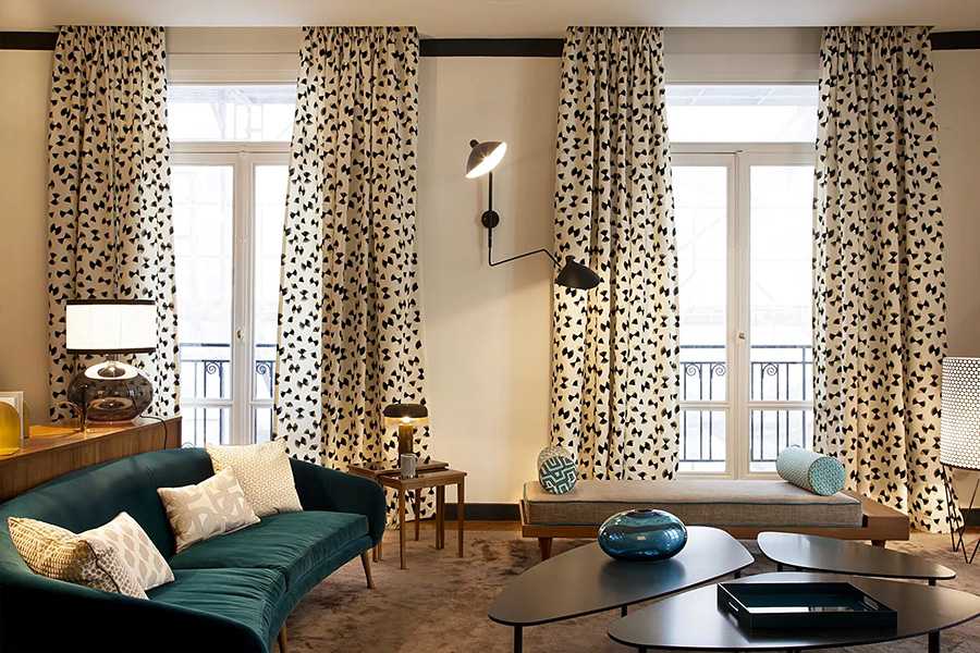 Тюль в зал без штор в современном стиле: новинки, дизайн и варианты для гостиной
 - 37 фото