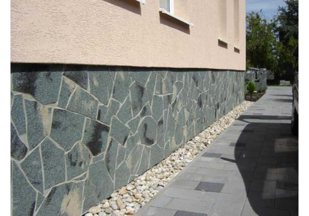 Декоративная мозаичная штукатурка: технология декорирования стен, фасада и цоколя, виды и фото мозайки