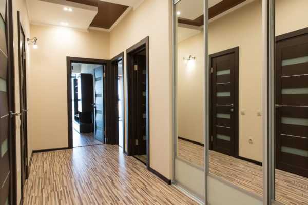 Дизайн обоев для коридора квартиры с темными дверями