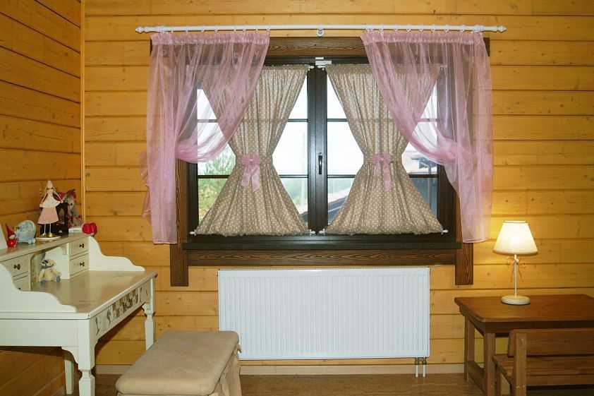 Нитяные, веревочные шторы в интерьере: варианты оформления кисеи на кухне, в спальне и гостиной, тюль из бусин 
 - 46 фото