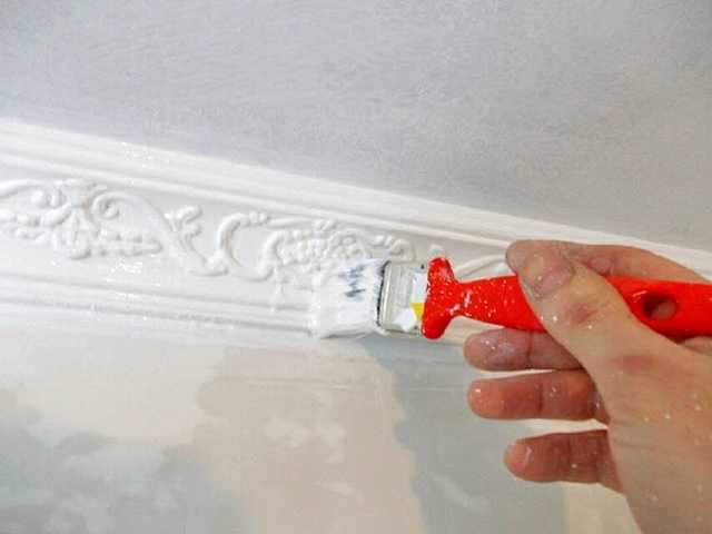Нужно ли красить потолочный плинтус из пенопласта в цвет потолка