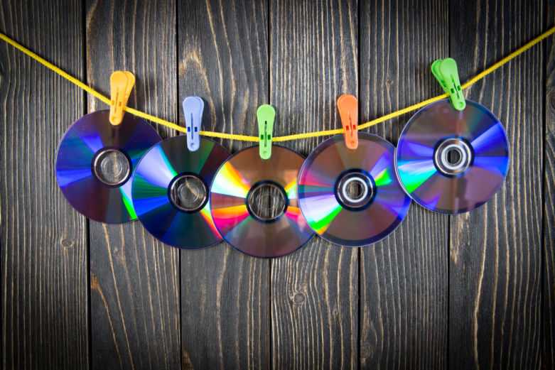 Вы всё ещё выбрасываете старые диски? тогда мы идём к вам и… заберём их, чтобы сделать классные поделки из дисков