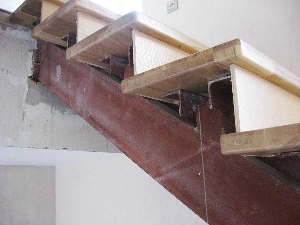 Для отделки лестницы на металлокаркасе можно использовать разные породы дерева Выбор древесины во многом определяет эксплуатационные качества конструкции