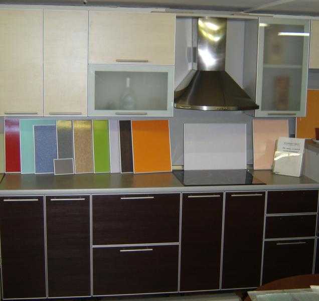 Положительные моменты фасадов для кухни в алюминиевой рамке Реальные фото примеры, отзывы