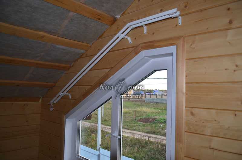 Шторы на мансардные окна со скошенным потолком в деревянном бревенчатом доме: скошенные, треугольные занавески
 - 38 фото