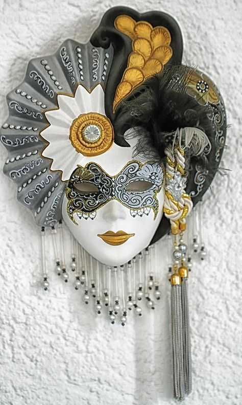 Как красиво повесить венецианские маски на стене. от яркого мифа до карнавала