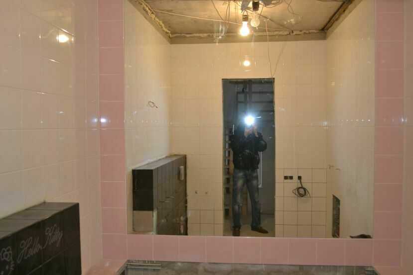 На какой высоте вешать зеркало в ванной над раковиной от пола: стандарты и виды