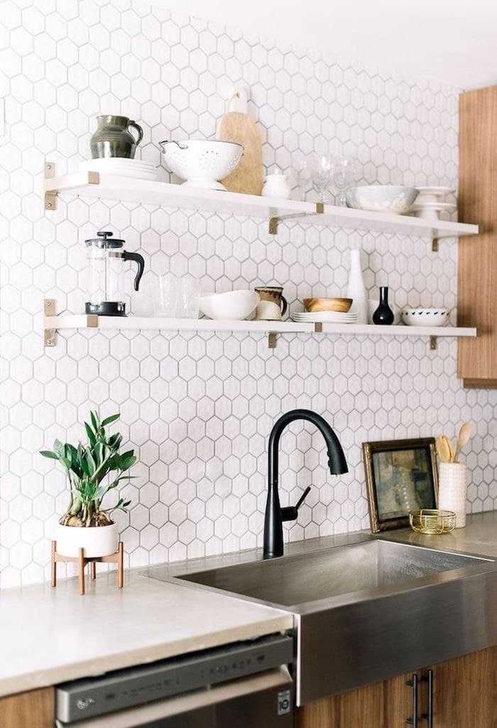 Белый фартук для кухни — акцент на свежести и опрятности, 80+ лучших фото интерьеров кухни с белыми фартуками